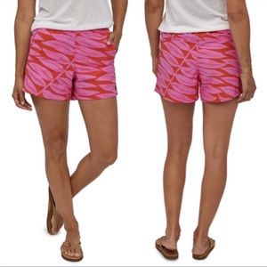 PATAGONIA NWT Size M 5” Baggies Shorts Eucalyptus Fronds